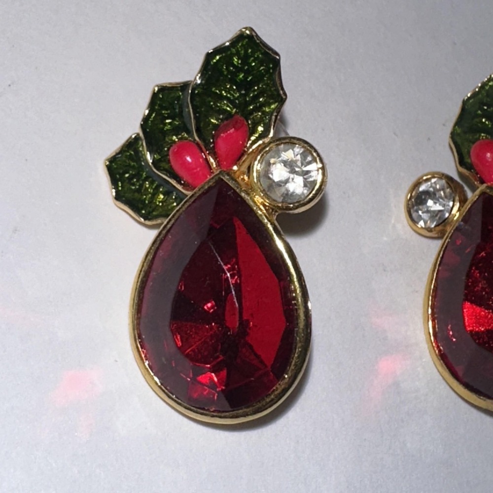 VTG Avon Red Teardrop Holly Earrings Gold Tone Green Enamel Rhinestone Holiday - Picture 2 of 6